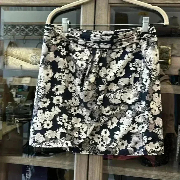 Banana Republic Skirt Ruched White/Black Tuli Floral Size 4 petite - Picture 3 of 7